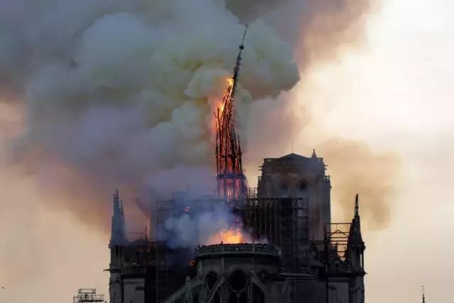 从巴黎圣母院大火