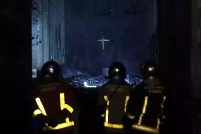 从巴黎圣母院大火4